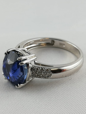 Valutazione di un diamante blu - Primo piano